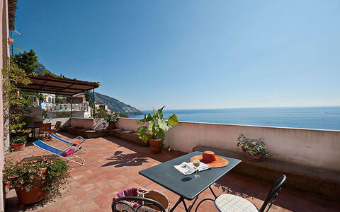 Positano View: Meer, Küste, Küsten Und Ozeanische Forms, Balkon, Ozean, Blumentopf, Strand, Ufer, Resort, Gartenmöbel