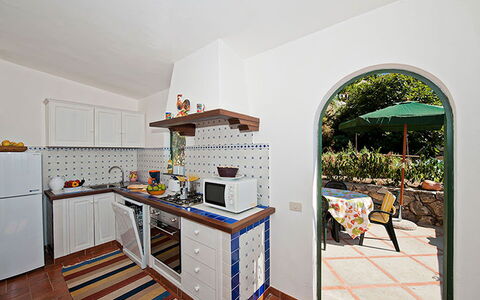 Positano View: Küche, Küchengerät, Countertop, Major Appliance, Interior Design, Flooring, Möbel, Cabinetry, Fussboden, Herd