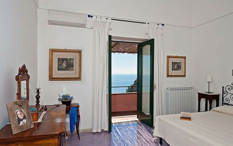 Positano View: Fussboden, Möbel, Flooring, Interior Design, Zimmer, Bilderrahmen, Meer, Ozean, Bett, Holzbeize