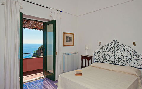 Positano View: Fussboden, Flooring, Meer, Möbel, Ozean, Küste, Zimmerpflanze, Resort, Hartholz, Holzbeize
