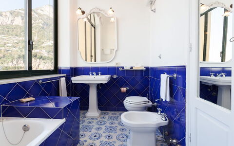 Casa Praiano: Blau, Interior Design, Flooring, Armatur, Fussboden, Badezimmer, Beleuchtung, Zapfhahn, Fliese, Sinken