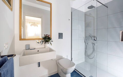 Casa Riccio: Badezimmer, Interior Design, Armatur, Flooring, Fussboden, Zapfhahn, Sinken, Bad Sink, Spiegel, Installation