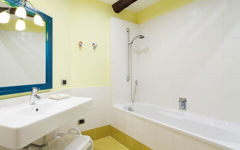 Casa Rossella: Badezimmer, Armatur, Interior Design, Badewanne, Flooring, Wand, Fussboden, Zapfhahn, Bad Sink, Decke