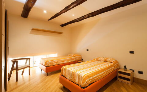 Casa Rossella: Interior Design, Holz, Flooring, Fussboden, Decke, Gelb, Möbel, Zimmer, Schlafzimmer, Bett