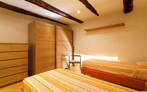 Casa Rossella: Interior Design, Holz, Möbel, Flooring, Gelb, Bett, Fussboden, Schlafzimmer, Decke, Bettdecke