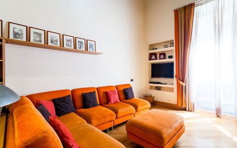 Casa Rossella: Möbel, Interior Design, Couch, Flooring, Holz, Wohnzimmer, Fussboden, Zimmer, Beleuchtung, Zuhause