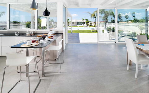Casa Sunshine: Möbel, Flooring, Interior Design, Fussboden, Stuhl, Küche & Esszimmer Tisch, Tabelle, Fliese, Decke, Küche