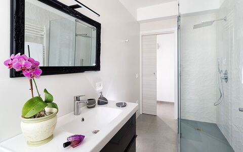 Casa Sunshine: Badezimmer, Interior Design, Armatur, Flooring, Spiegel, Fussboden, Bad Sink, Badezimmerschrank, Zapfhahn, Sinken