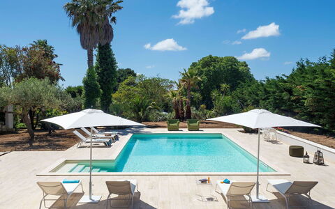 Green Villa: Schwimmbad, Gartenmöbel, Regenschirm, Resort, Sonnenliege, Möbel, Stuhl, Eco Hotel, Schatten, Verbundwerkstoff