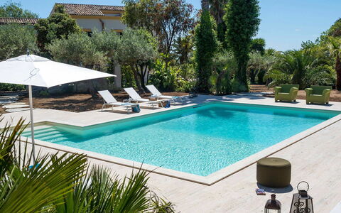 Green Villa: Schwimmbad, Resort, Gartenmöbel, Eco Hotel, Verbundwerkstoff, Sonnenliege, Regenschirm, Schatten, Freizeit, Stuhl