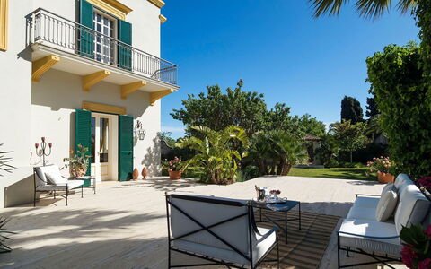 Green Villa: Blau, Grün, Strauch, Schatten, Stuhl, Garten, Estate, Balkon, Landscaping, Rasen