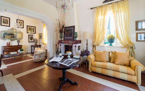 Green Villa: Möbel, Interior Design, Flooring, Tabelle, Fussboden, Decke, Stuhl, Zimmer, Beleuchtung, Wohnzimmer