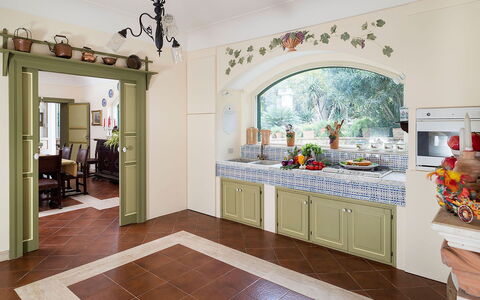 Green Villa: Möbel, Interior Design, Flooring, Holz, Küche, Fussboden, Zuhause, Decke, Beleuchtung, Tabelle