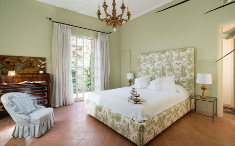 Green Villa: Möbel, Interior Design, Wand, Fussboden, Flooring, Bett, Schlafzimmer, Zimmer, Textil, Beleuchtung