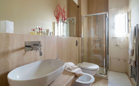 Green Villa: Badezimmer, Interior Design, Flooring, Armatur, Bad Sink, Fussboden, Wand, Sinken, Spiegel, Zapfhahn