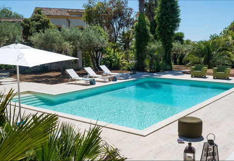 Green Villa: Schwimmbad, Resort, Gartenmöbel, Eco Hotel, Verbundwerkstoff, Sonnenliege, Regenschirm, Schatten, Freizeit, Stuhl