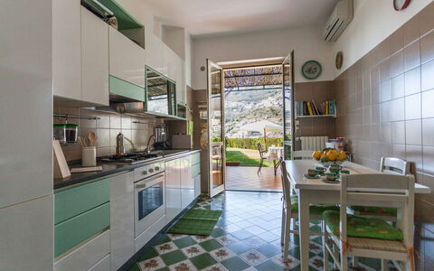 Il Giardino di Ravello: Küche, Möbel, Küchengerät, Interior Design, Flooring, Major Appliance, Countertop, Fussboden, Haushaltsgerät, Stuhl