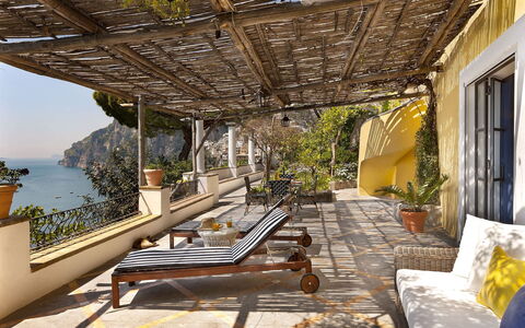 Mansour: Möbel, Stuhl, Resort, Eco Hotel, Balkon, Zimmerpflanze, Blumentopf, Gartenmöbel, Schatten, Villa