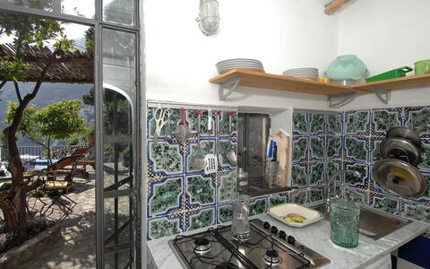 Romantic Tower: Küche, Stuhl, Fliese, Zimmerpflanze, Blumentopf, Countertop