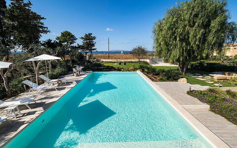 Salt Villa: Blau, Schwimmbad, Wasser, Resort, Gartenmöbel, Freizeit, Verbundwerkstoff, Eco Hotel, Schatten, Garten