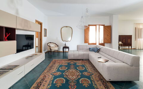 Salt Villa: Möbel, Flooring, Interior Design, Fussboden, Couch, Holz, Wohnzimmer, Tabelle, Teppich, Textil