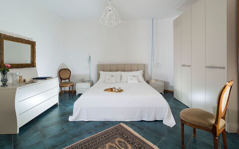 Salt Villa: Möbel, Bett, Interior Design, Schlafzimmer, Flooring, Fussboden, Holz, Bettdecke, Bedding, Zimmer