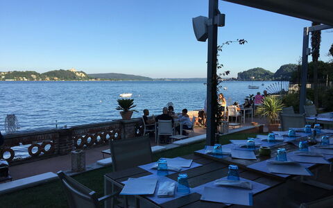 Verbano: Küsten Und Ozeanische Forms, Meer, Küste, Restaurant, Schatten, Tisch Im Freien, Freizeit, Stuhl, Resort, Urlaub