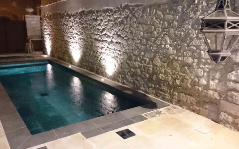 Villa Acreide: Flooring, Schwimmbad, Fussboden, Verbundwerkstoff, Fliese, Beton, Flagstone, Water Feature, Hotel