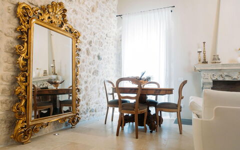 Villa Acreide: Interior Design, Möbel, Beleuchtung, Spiegel, Zimmer, Stuhl, Formen, Bilderrahmen, Light Fixture, Wohnzimmer