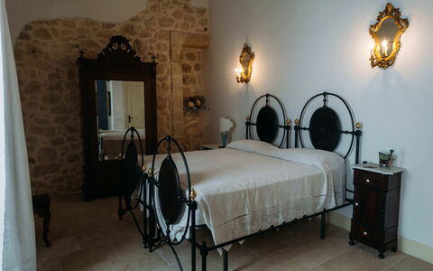 Villa Acreide: Möbel, Fussboden, Schlafzimmer, Bett, Bedding, Bettrahmen, Light Fixture, Lampe, Linens, Bettdecke