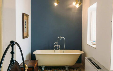 Villa Acreide: Wand, Armatur, Interior Design, Badezimmer, Flooring, Beleuchtung, Light Fixture, Installation, Fussboden, Zapfhahn