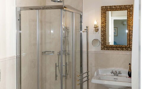 Villa Alina: Armatur, Badezimmer, Wand, Interior Design, Flooring, Sinken, Zapfhahn, Bad Sink, Fussboden, Installation
