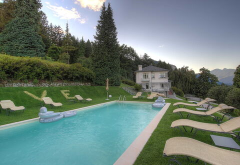 Villa Alina: Schwimmbad, Garten, Rasen, Estate, Freizeit, Landscaping, Eco Hotel, Bauernhaus, Garten, Resort