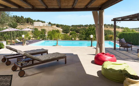 Villa Almond: Schwimmbad, Möbel, Gartenmöbel, Resort, Stuhl, Freizeit, Schatten, Sonnenliege, Eco Hotel, Terrasse