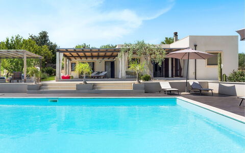 Villa Almond: Schwimmbad, Resort, Gartenmöbel, Verbundwerkstoff, Eco Hotel, Estate, Schatten, Freizeit, Villa, Hazienda
