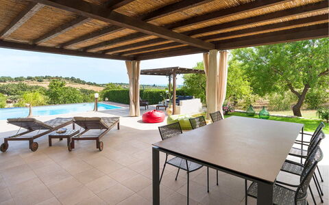 Villa Almond: Möbel, Stuhl, Flooring, Tabelle, Gartenmöbel, Interior Design, Schwimmbad, Resort, Küche & Esszimmer Tisch, Schatten