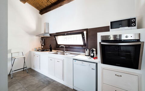 Villa Almond: Küche, Küchengerät, Major Appliance, Countertop, Möbel, Cabinetry, Interior Design, Haushaltsgerät, Herd, Spüle