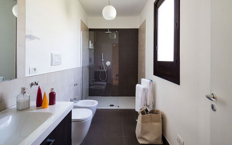 Villa Almond: Badezimmer, Flooring, Armatur, Interior Design, Wand, Fussboden, Bad Sink, Sinken, Zapfhahn, Zuhause