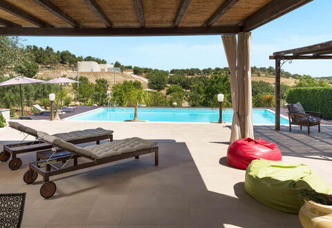 Villa Almond: Schwimmbad, Möbel, Gartenmöbel, Resort, Stuhl, Freizeit, Schatten, Sonnenliege, Eco Hotel, Terrasse