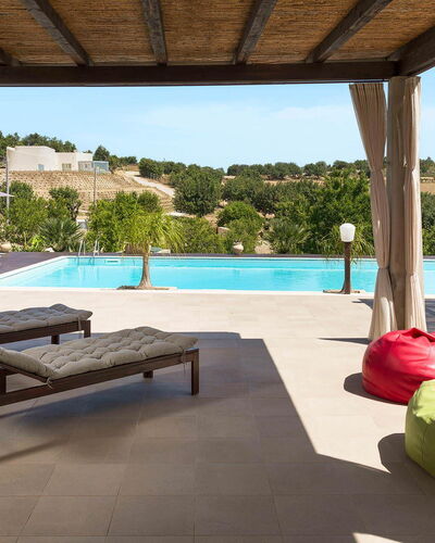 Villa Almond: Schwimmbad, Möbel, Gartenmöbel, Resort, Stuhl, Freizeit, Schatten, Sonnenliege, Eco Hotel, Terrasse