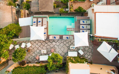 Villa Amanda: Schwimmbad, Resort, Gartenmöbel, Regenschirm, Freizeit, Möbel, Eco Hotel, Stuhl, Urlaub, Sonnenliege