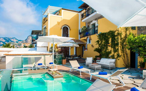 Villa Amanda: Schwimmbad, Resort, Wohnung, Sonnenliege, Eco Hotel, Hotel, Villa, Balkon, Estate, Ferienort