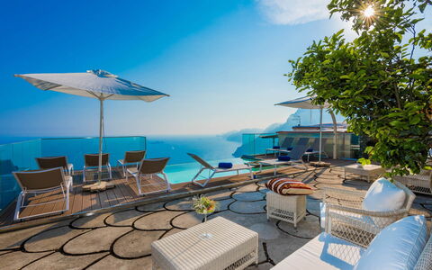 Villa Amanda: Blau, Wasser, Gewässer, Meer, Resort, Küsten Und Ozeanische Forms, Küste, Möbel, Schwimmbad, Gartenmöbel