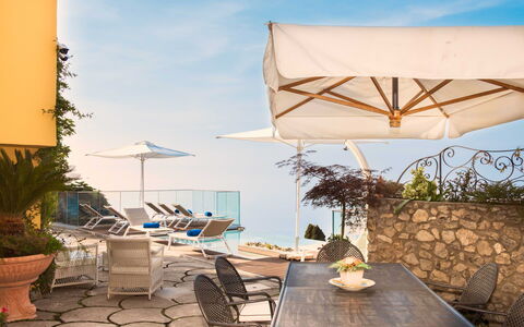 Villa Amanda: Blau, Gewässer, Gartenmöbel, Möbel, Regenschirm, Meer, Sommer, Resort, Küste, Stuhl
