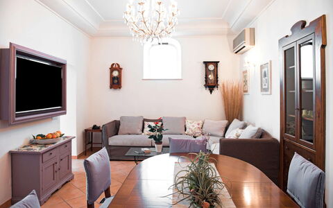 Villa Amanda: Möbel, Interior Design, Couch, Tabelle, Wohnzimmer, Holz, Flooring, Zimmer, Beleuchtung, Wohnung