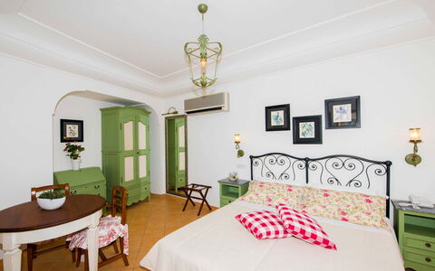 Villa Amanda: Möbel, Interior Design, Schlafzimmer, Decke, Bett, Flooring, Fussboden, Zimmer, Bettdecke, Beleuchtung