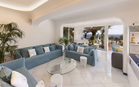 Villa Avion: Möbel, Interior Design, Couch, Flooring, Fussboden, Wohnzimmer, Tabelle, Decke, Wohnung, Zimmer