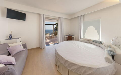 Villa Avion: Möbel, Schlafzimmer, Interior Design, Bett, Bedding, Textil, Fussboden, Bettdecke, Flooring, Wohnung