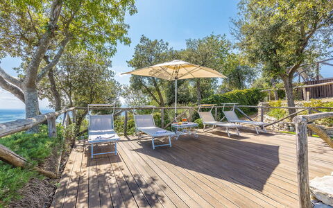 Villa Bastiano: Gartenmöbel, Schatten, Garten, Hartholz, Stuhl, Deck, Eco Hotel, Planke, Landscaping, Balkon