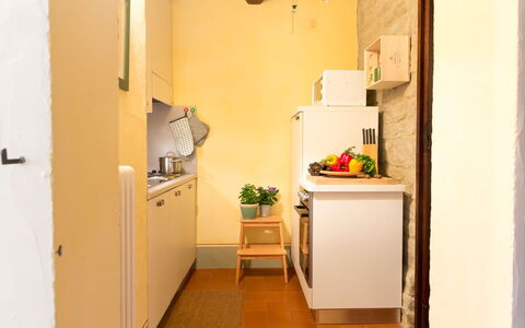 Villa Beatrice: Flooring, Interior Design, Major Appliance, Holz, Küchengerät, Fussboden, Gelb, Möbel, Küche, Countertop